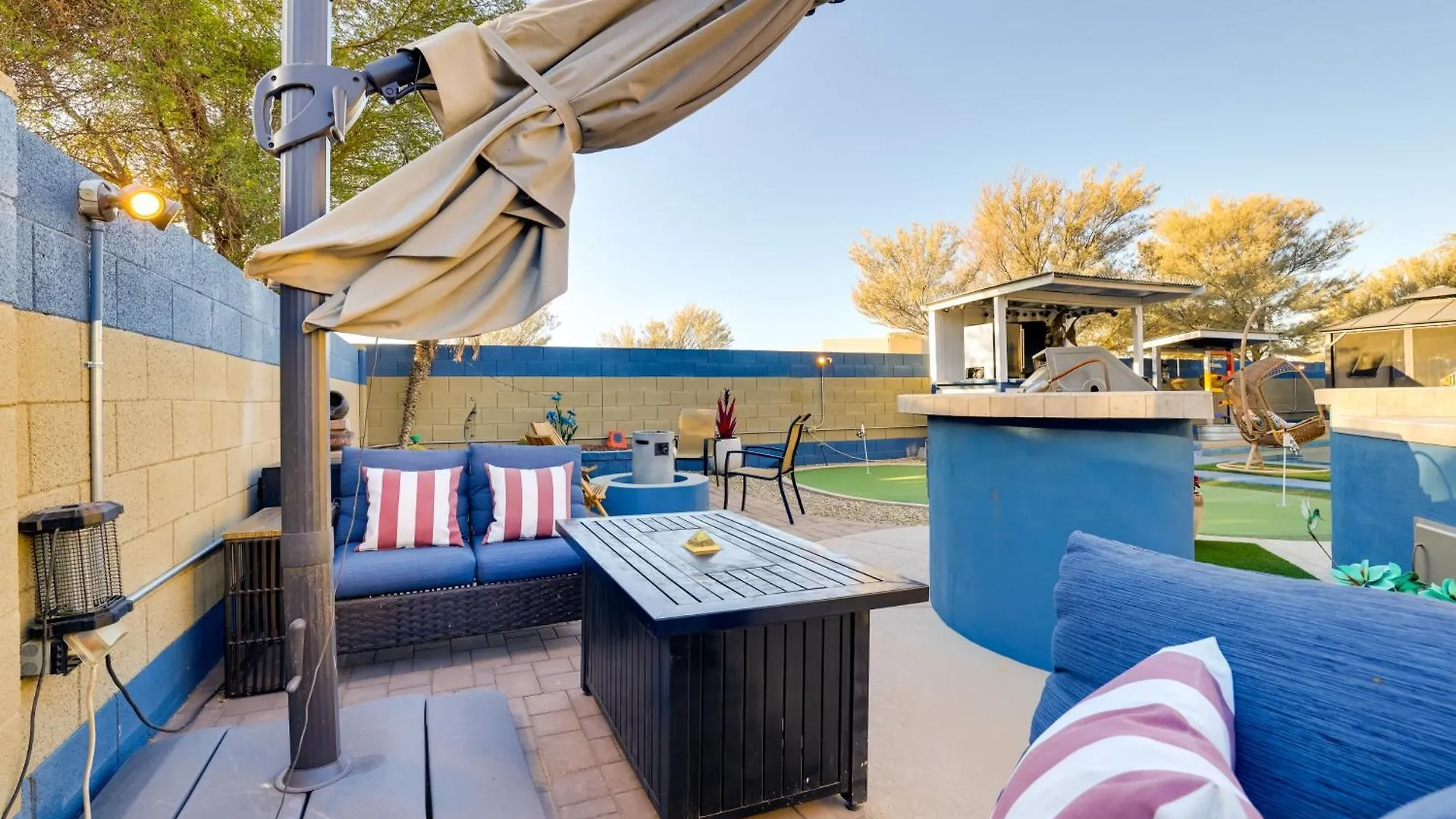 Putting Green And Hot Tub Goodyear Retreat!