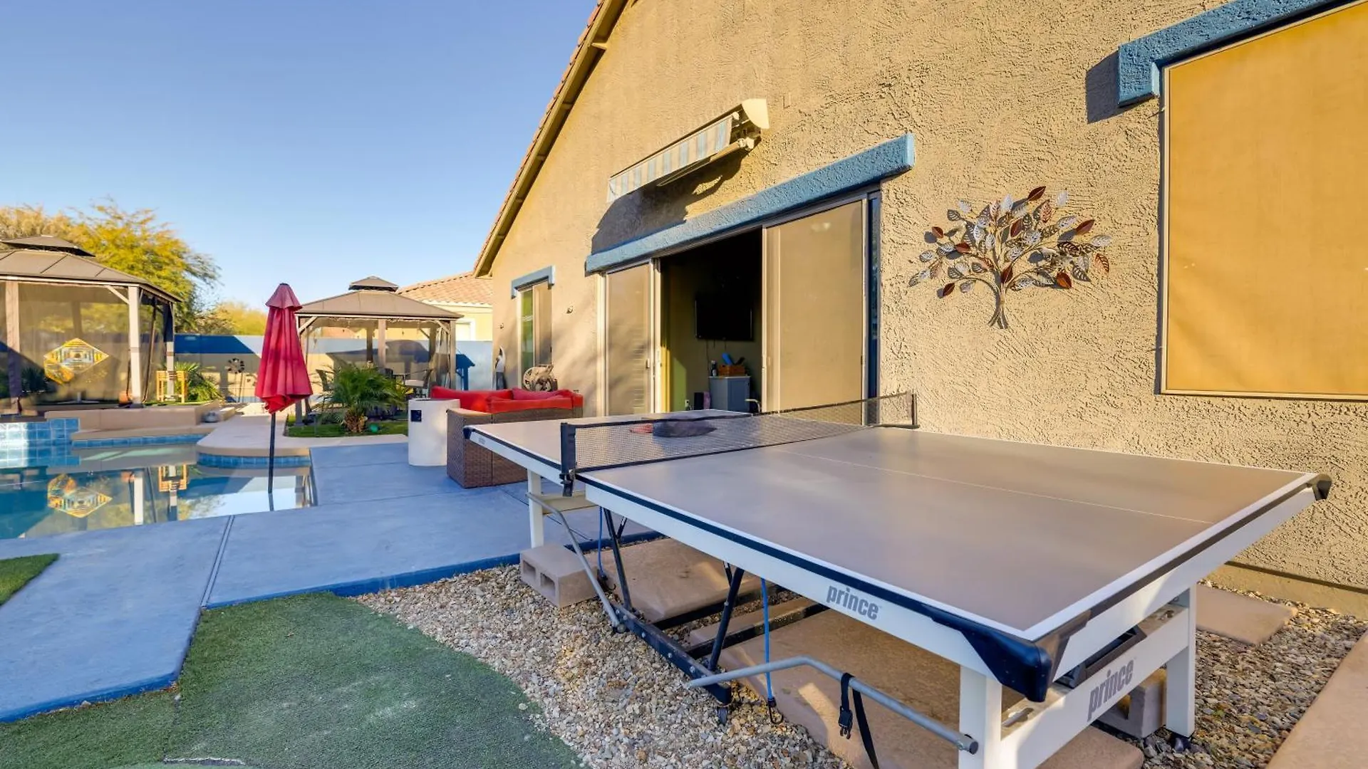 Putting Green And Hot Tub Goodyear Retreat!
